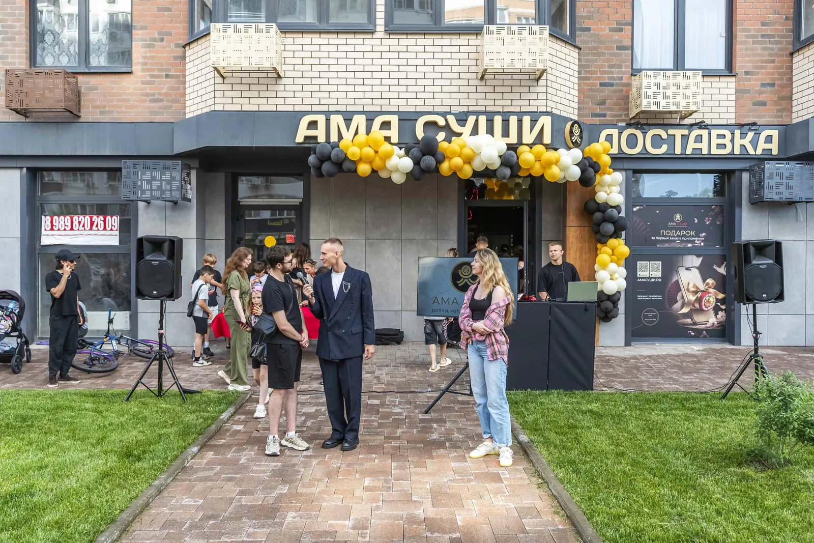 Открытие точки «Ама Суши»: фасад с вывеской и праздничным оформлением